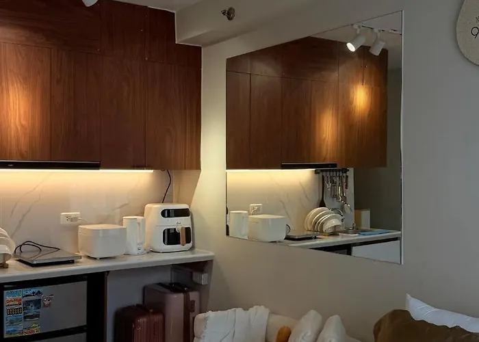 Near Airport With Pool And Balcony アパート Suba Basbas