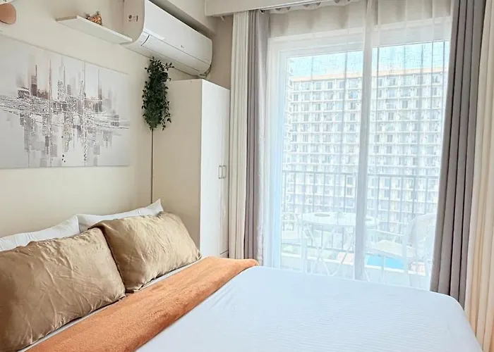 Near Airport With Pool And Balcony *