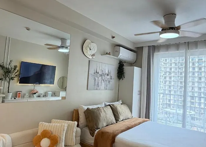 Near Airport With Pool And Balcony アパート Suba Basbas